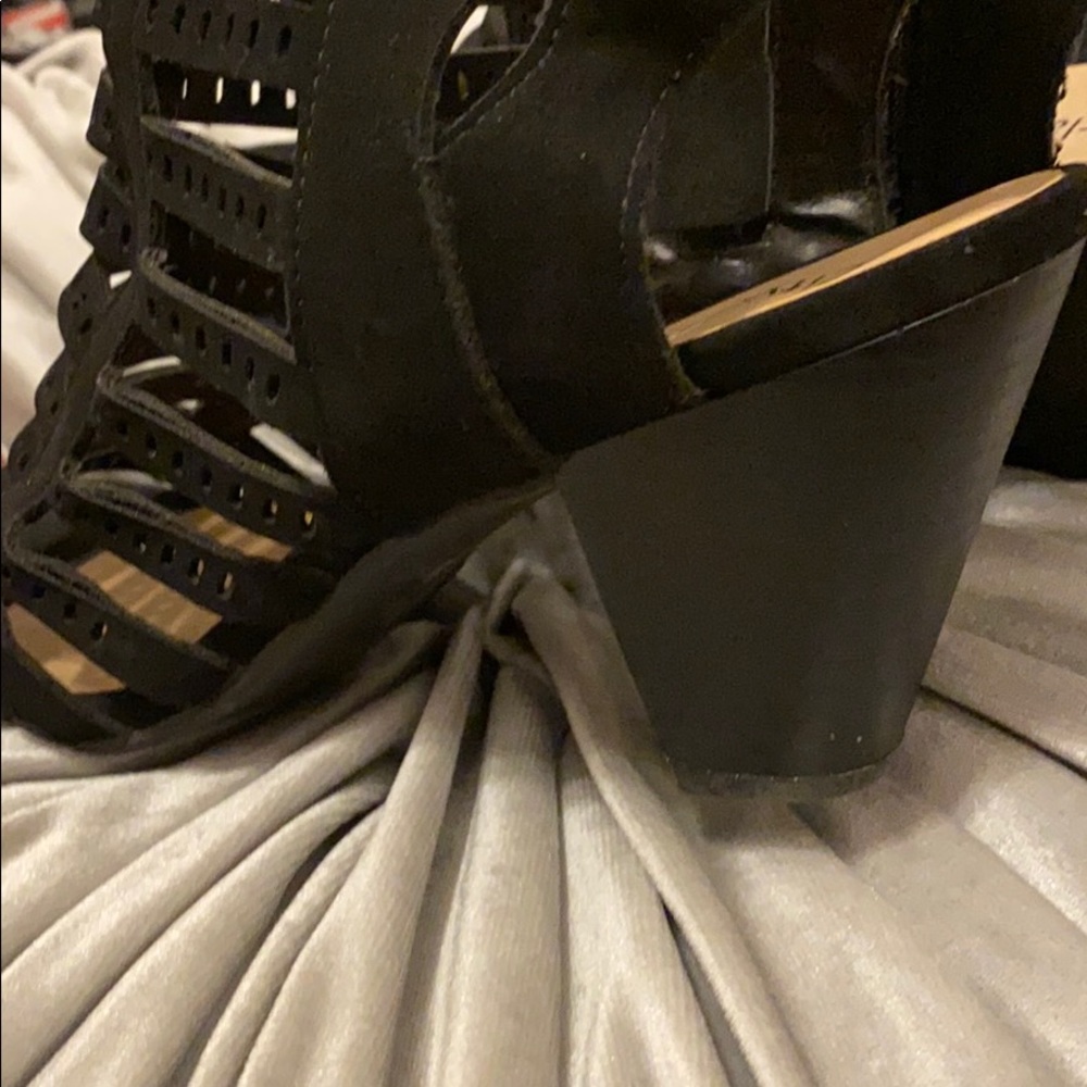 High heels - Picture 2 of 3